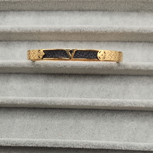 18k Gold Plated Stainless Steel  Bangle Bracelet Luxury Inital V Design. - Picture 1 of 8